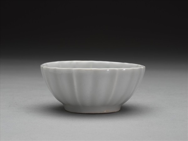 甜白釉菱花式杯