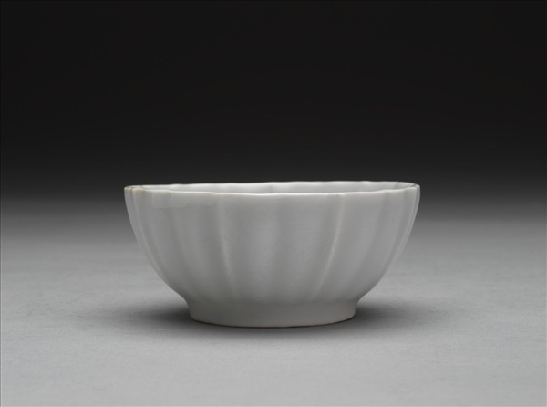 甜白釉菱花式杯