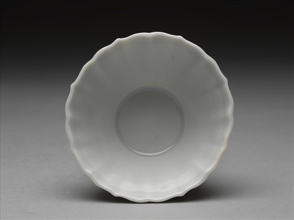 甜白釉菱花式杯