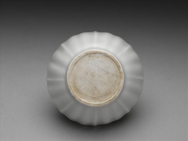 甜白釉菱花式杯