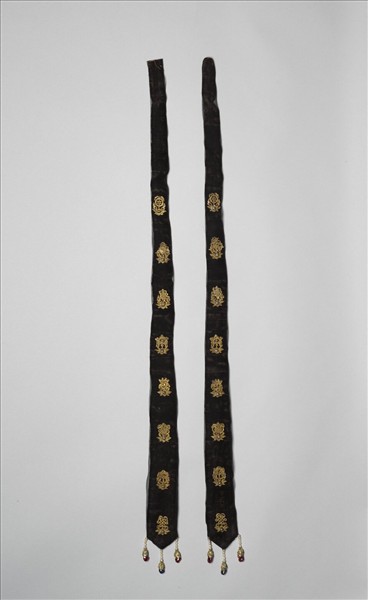 嵌金八寶黑絨帽飾飄帶