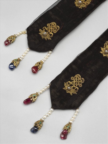 嵌金八寶黑絨帽飾飄帶