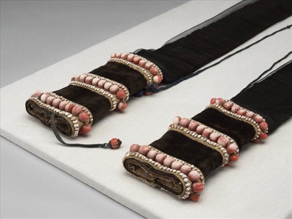 嵌珊瑚珠石黑絨髮辮套