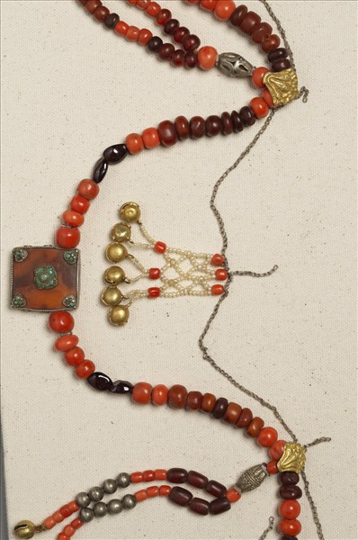 珊瑚蜜蠟寶石米珠纓絡