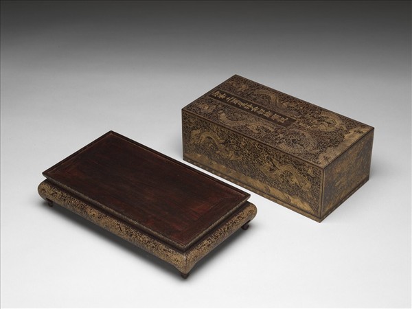 填金波濤龍紋木盒