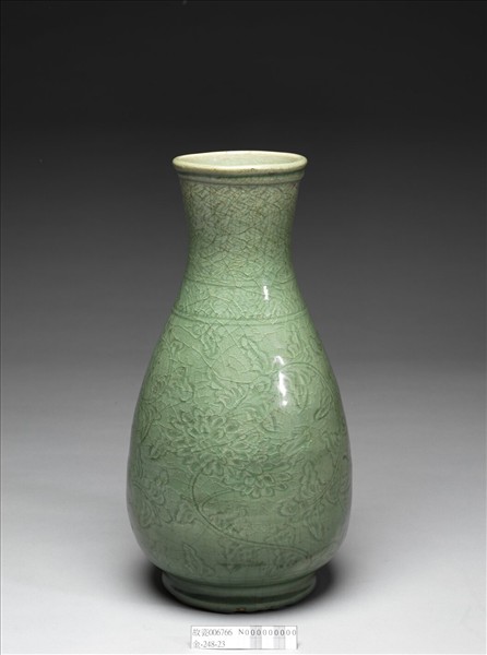 青瓷劃花菊花紋瓶