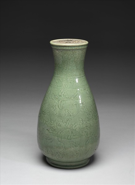 青瓷劃花菊花紋瓶