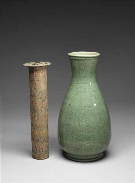 青瓷劃花菊花紋瓶