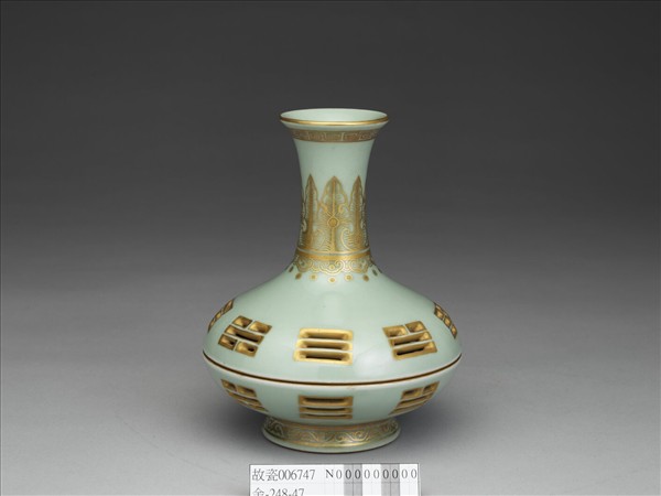 青瓷描金鏤空八卦紋瓶式香薰