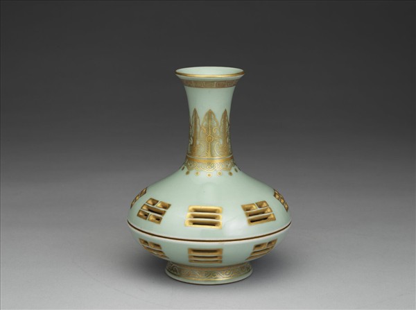青瓷描金鏤空八卦紋瓶式香薰