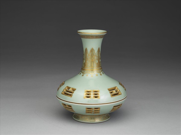 青瓷描金鏤空八卦紋瓶式香薰