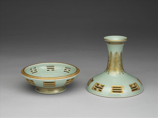 青瓷描金鏤空八卦紋瓶式香薰