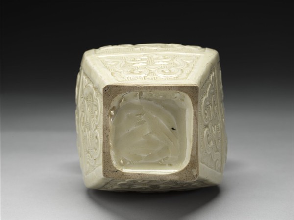 定窯 白瓷獸面紋雙耳方壺