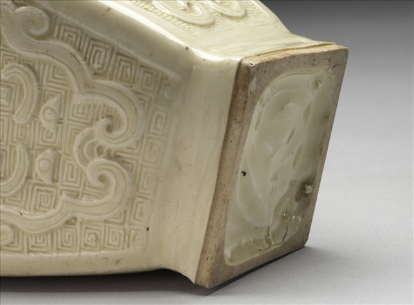 定窯 白瓷獸面紋雙耳方壺