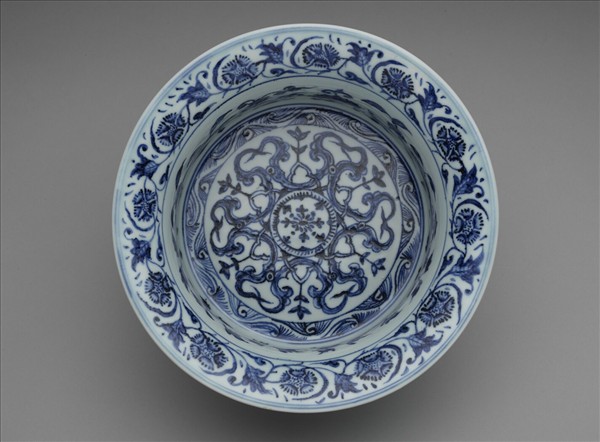 青花纏枝花卉紋折沿洗