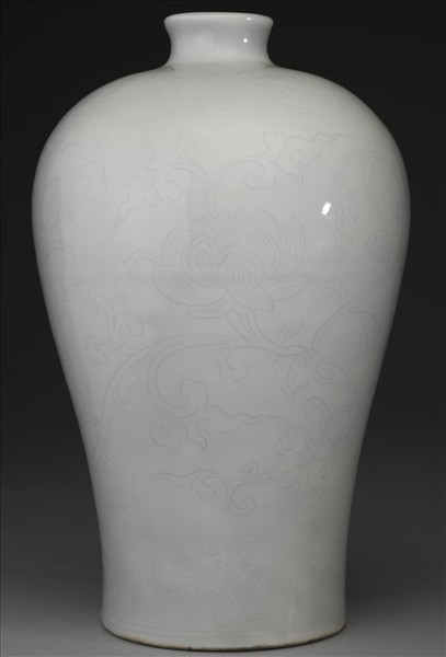 甜白蓮花紋梅瓶