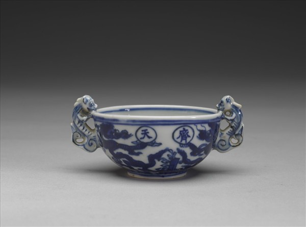 青花萬壽齊天雙獸耳杯