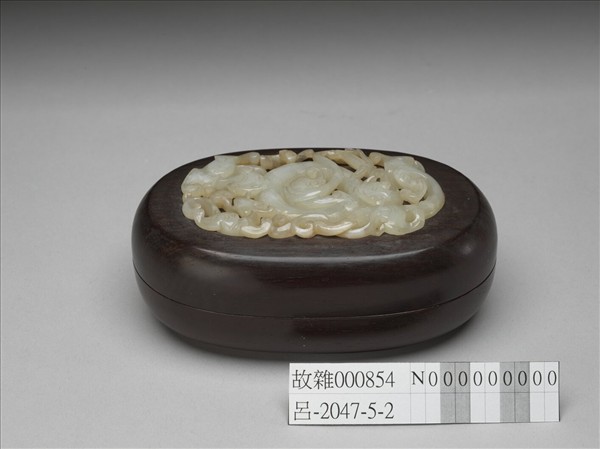 紫檀嵌玉蟠螭橢圓盒