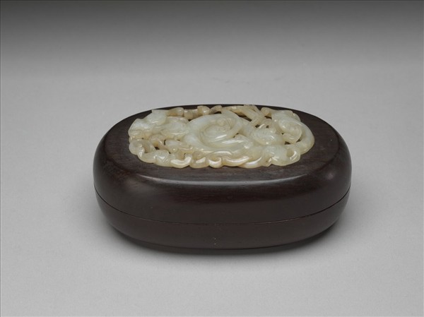 紫檀嵌玉蟠螭橢圓盒