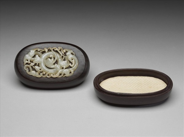 紫檀嵌玉蟠螭橢圓盒