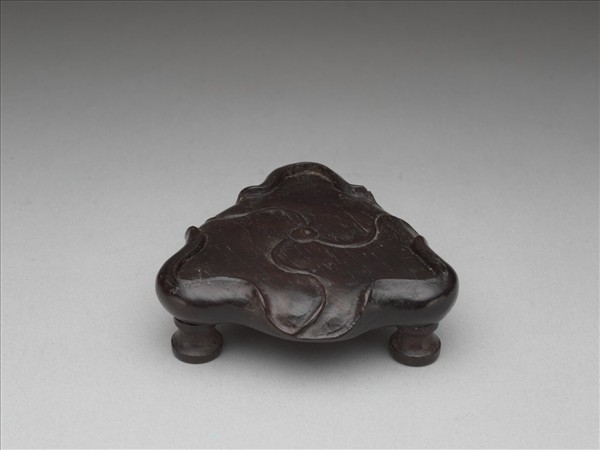 嵌金銀三角雲紋銅鼎