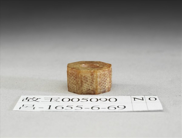 玉八角形雕花飾件