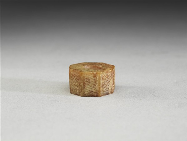 玉八角形雕花飾件