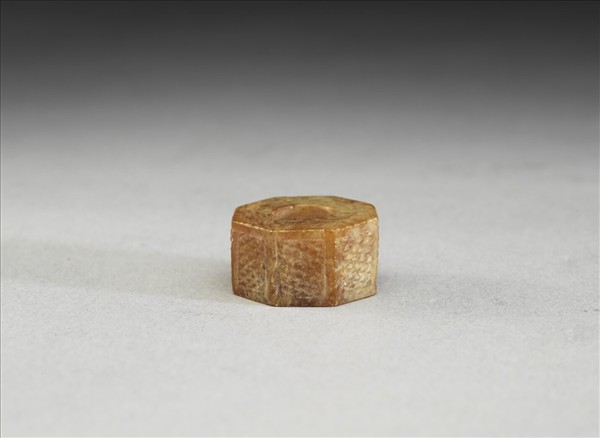 玉八角形雕花飾件