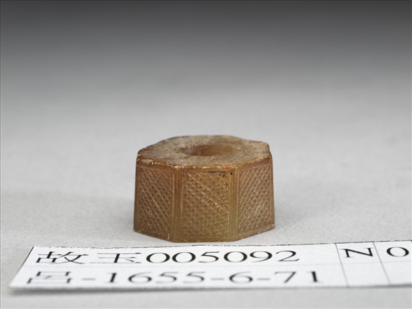 玉八角形雕花飾件