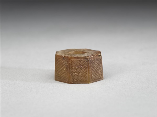 玉八角形雕花飾件