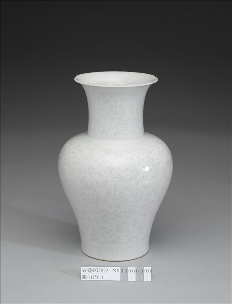 景德鎮窯 白瓷雕花玲瓏紋瓶