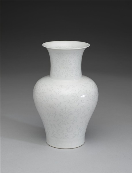 景德鎮窯 白瓷雕花玲瓏紋瓶