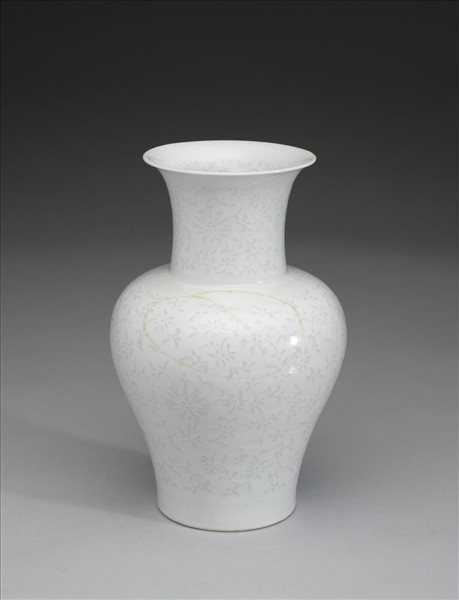 景德鎮窯 白瓷雕花玲瓏紋瓶