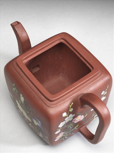 宜興胎畫琺瑯四季花卉方壺