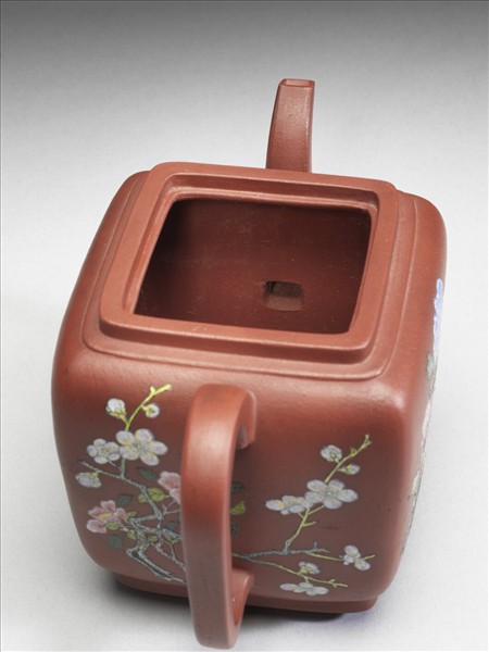 宜興胎畫琺瑯四季花卉方壺