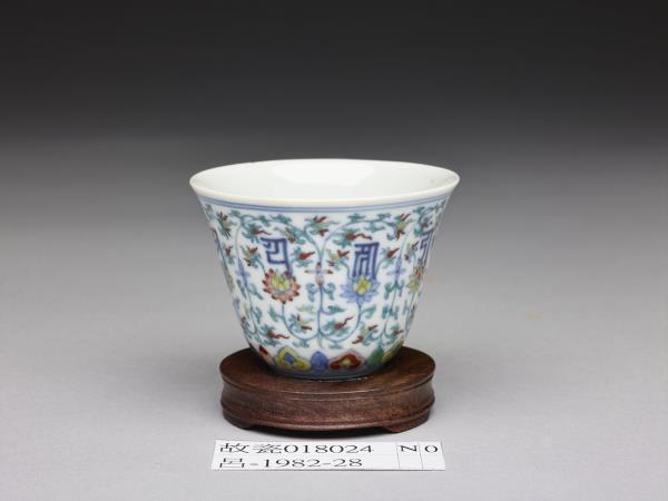 鬥彩蓮花梵文杯