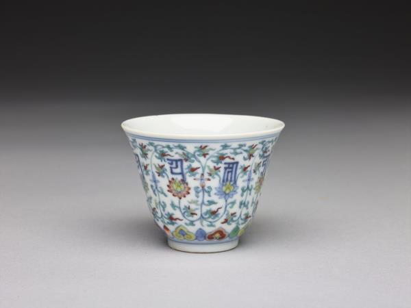 鬥彩蓮花梵文杯