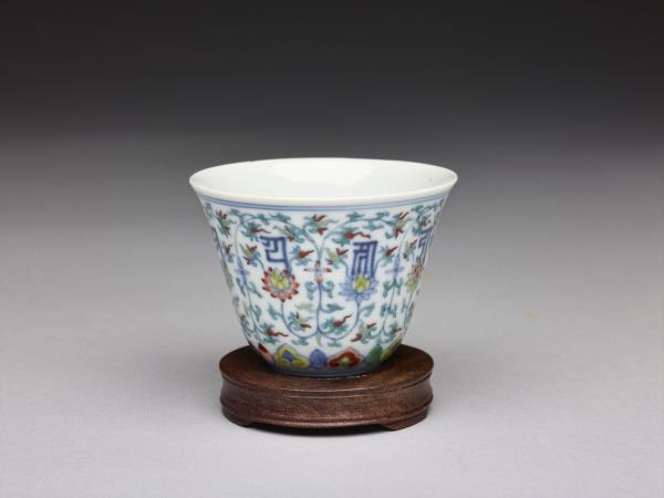 鬥彩蓮花梵文杯