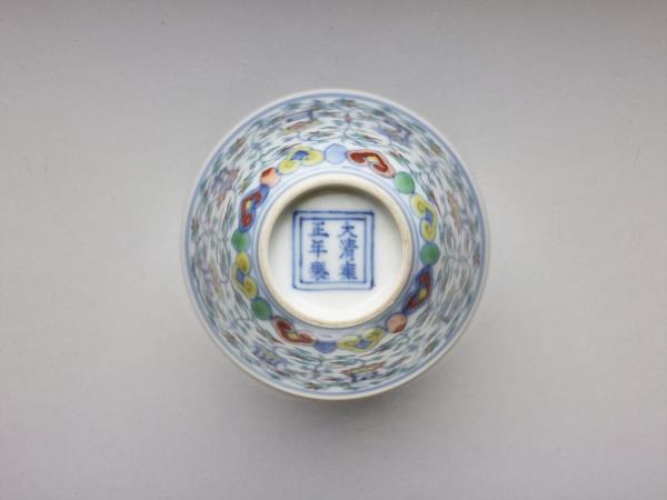 鬥彩蓮花梵文杯