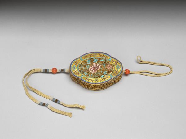 鍍金纍絲點翠牡丹盒式佩