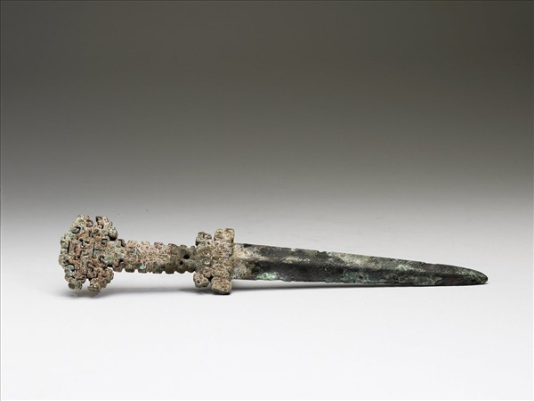 鏤空蟠虺紋柄短劍