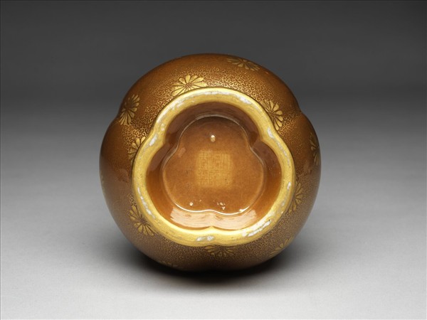 褐釉描金蟠桃瓶