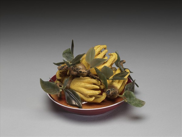 紅釉盤盛木雕彩繪佛手