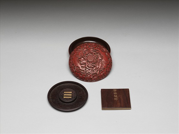剔紅雙獅圖圓盒