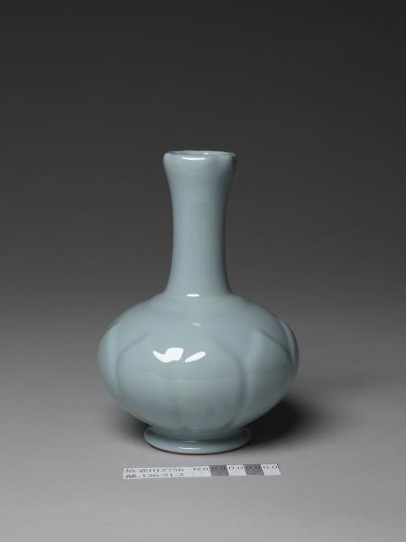 仿汝釉蓮瓣紋瓶