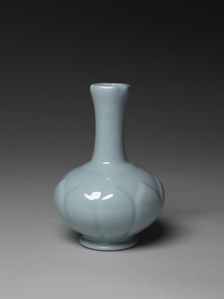 仿汝釉蓮瓣紋瓶