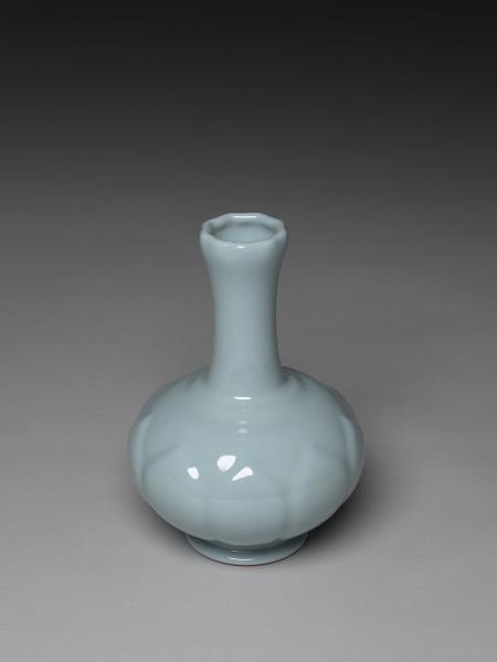 仿汝釉蓮瓣紋瓶