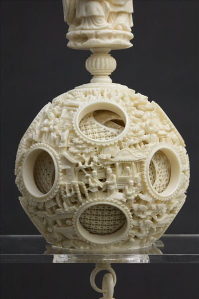 象牙雕鏤空人物套球