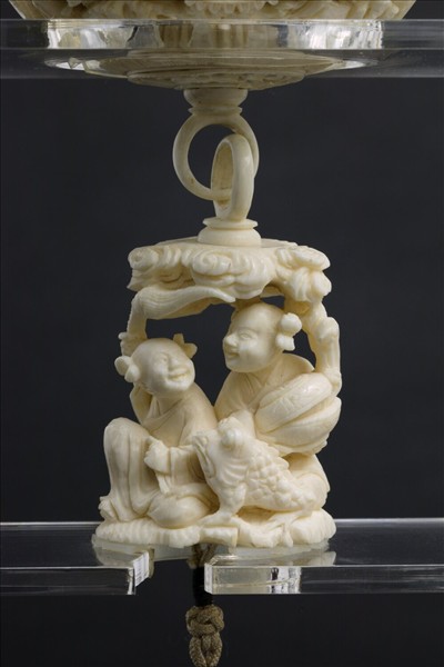 象牙雕鏤空人物套球