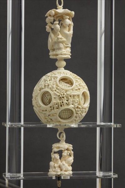 象牙雕鏤空人物套球